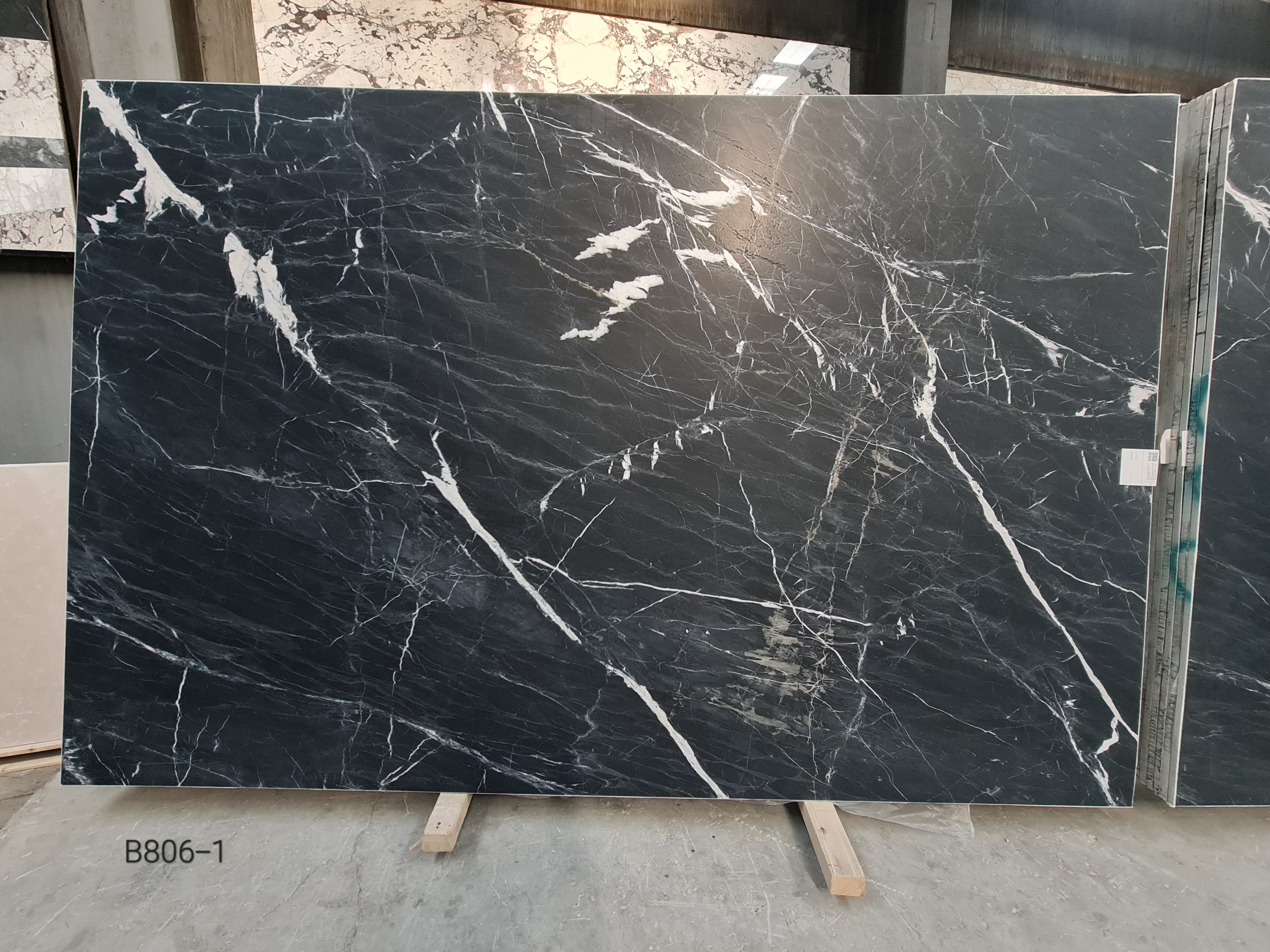 Black Diamond Leather-Finish natural slab