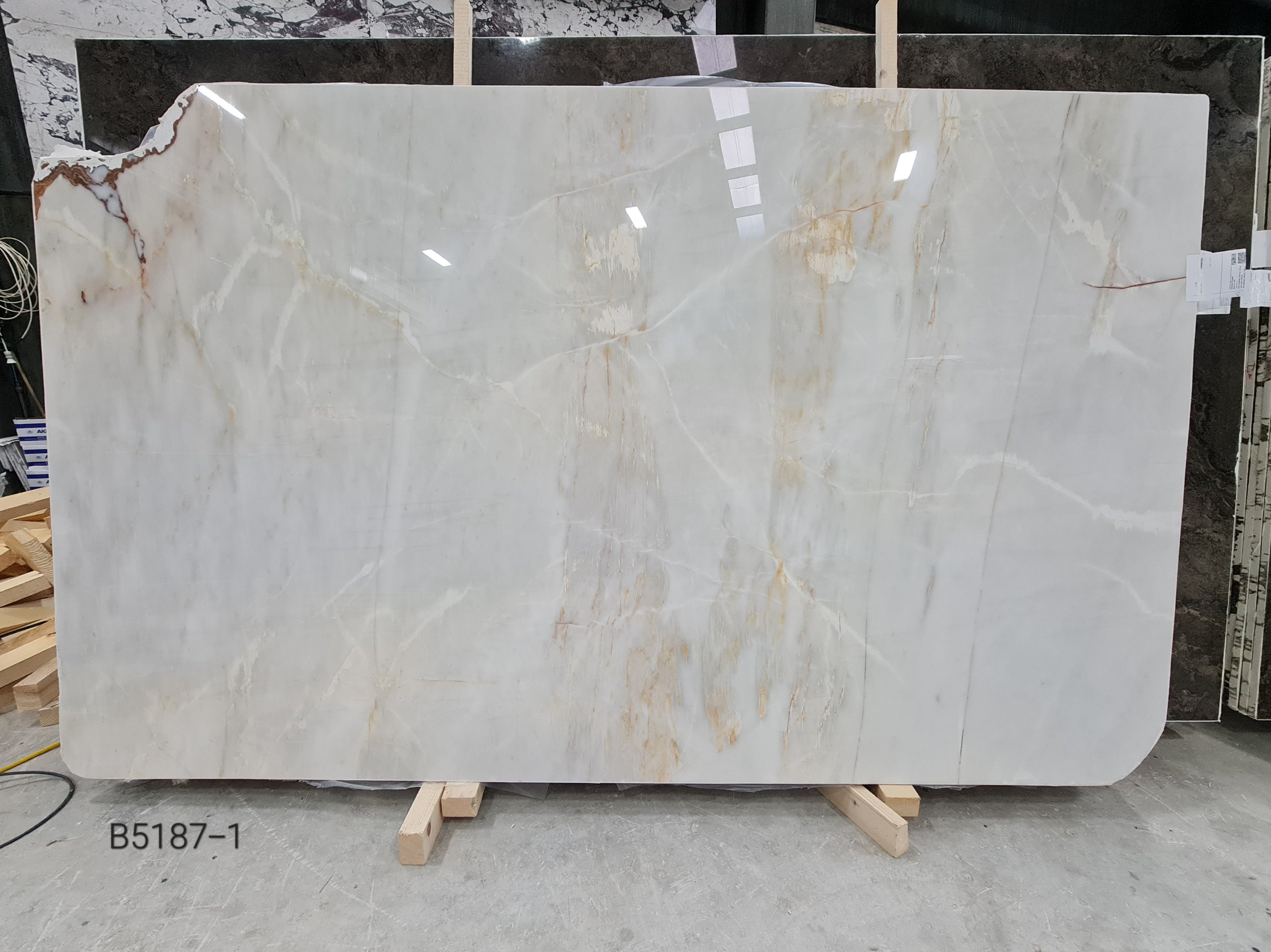 Calacatta Amber polished block 6