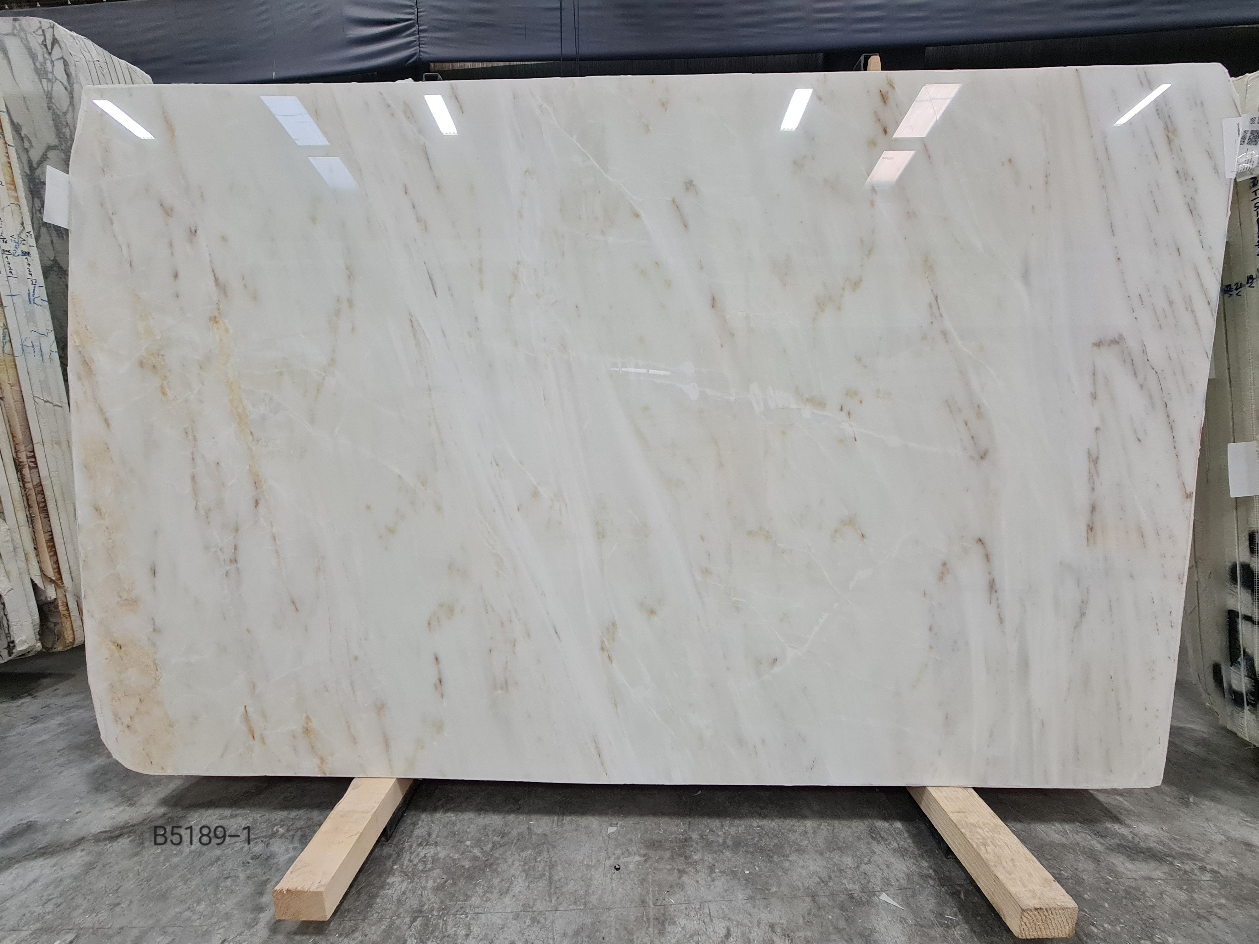 Calacatta Amber polished block 8