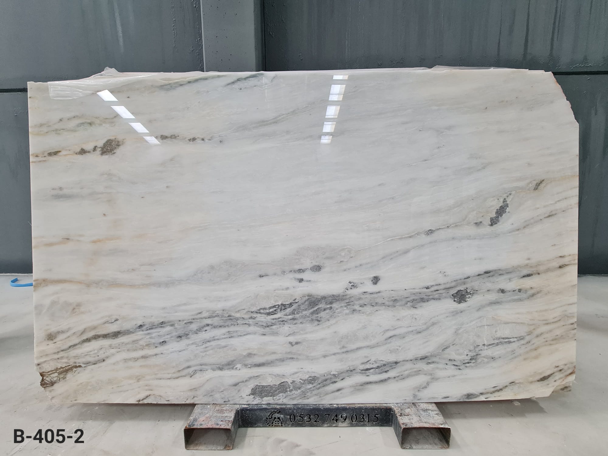 London White polished slab