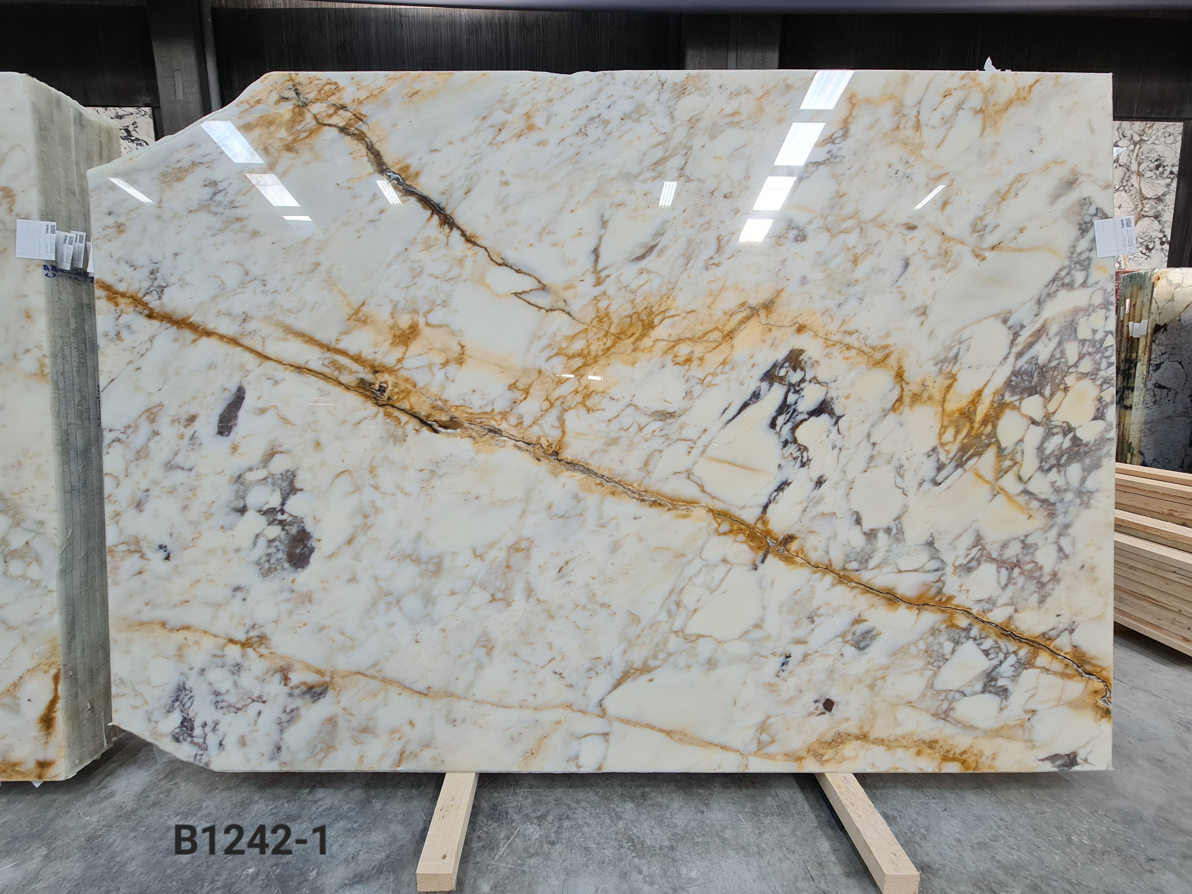 Afyon Sugar Violet polished block 2