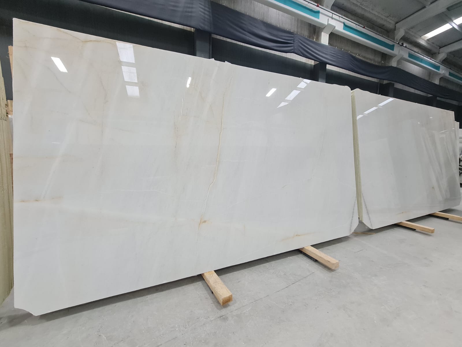Bianco Allegro polished slab