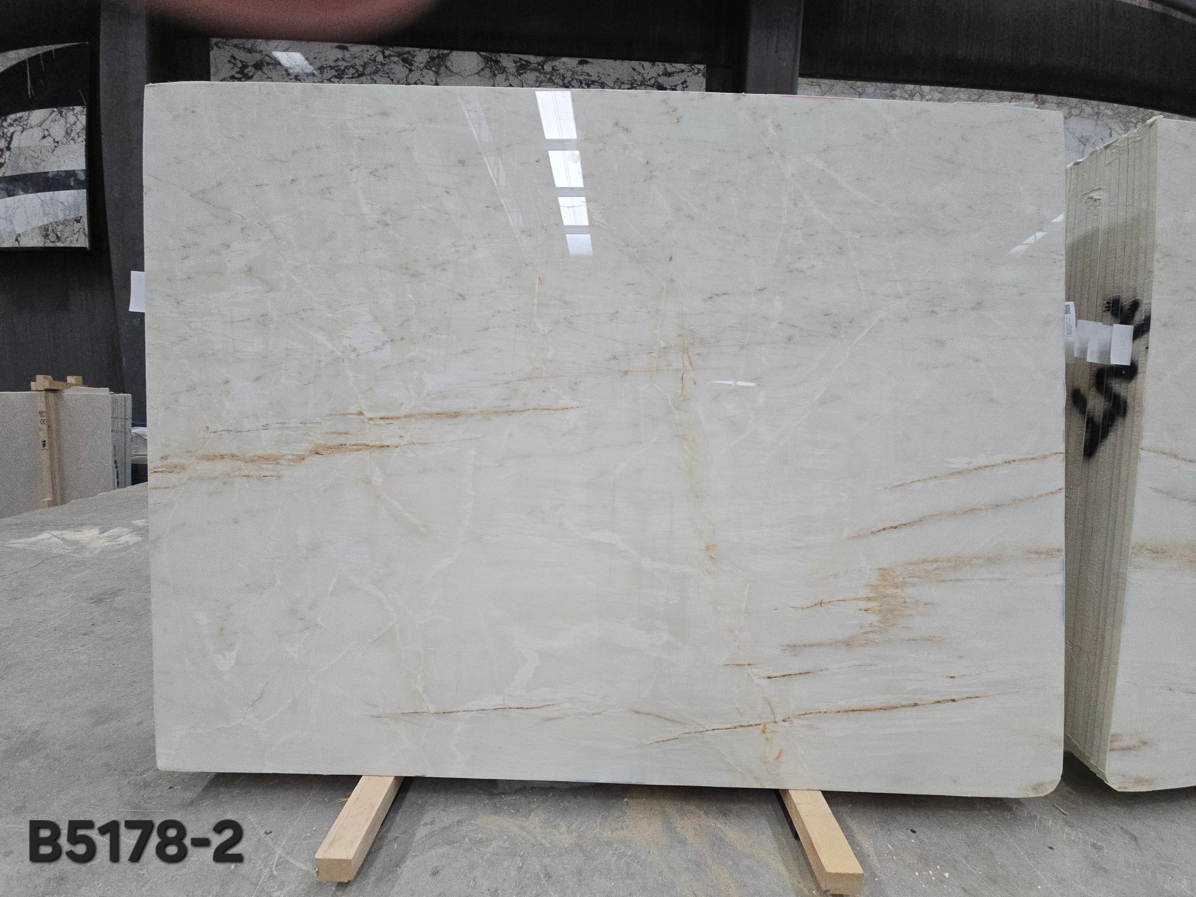 Calacatta Amber polished block 4